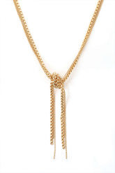 Collar de borlas anudadas