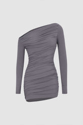 Minivestido fruncido con hombros asimétricos