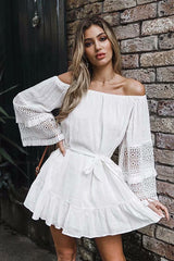 Vestido cruzado con lazo en la cintura y encaje con borlas