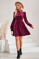 No puedo evitar amar el minivestido de terciopelo de manga larga