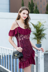 Mini-Wickelkleid mit Spitzenrüschen am Saum