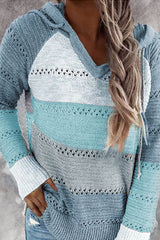 Suéter de punto a rayas bonito y acogedor