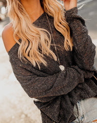 Locker sitzende Pullover mit einer Schulter