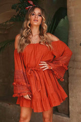 Vestido cruzado con lazo en la cintura y encaje con borlas