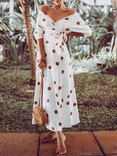 Vestido largo de lunares con hombros descubiertos
