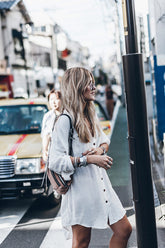 Echa un vistazo al minivestido camisero con botones