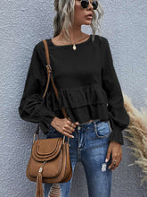 Camiseta de mujer con cuello redondo, mangas acampanadas y volantes lisos