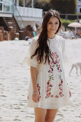 Minivestido vintage con bordado de lirio rosa