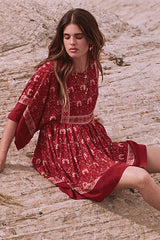 Vestido mini con estampado bohemio rojo Tale to Tell