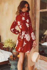 Vestido mini cruzado con estampado maravilloso