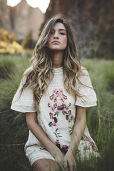 Minivestido vintage con bordado de lirio rosa