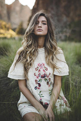 Minivestido vintage con bordado de lirio rosa