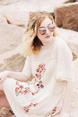 Minivestido vintage con bordado de lirio rosa