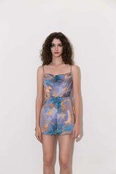 Playsuit mit abstraktem Print und drapierter Vorderseite