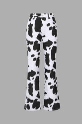 Vaqueros acampanados con estampado de vaca