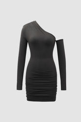 Vestido mini ajustado con hombros asimétricos