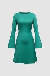 Minivestido de satén con mangas acampanadas