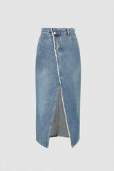 Falda vaquera asimétrica con abertura deshilachada