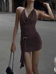 Vestido halter ajustado con espalda descubierta, tirantes plisados y cuello volado