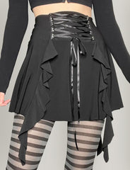 Minifalda plisada de ballet negra con cordones y ribete de volantes