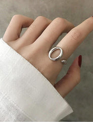 Anillo abierto simple de plata con diseño geométrico retro