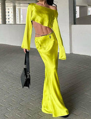 Conjunto de top corto de satén y falda larga