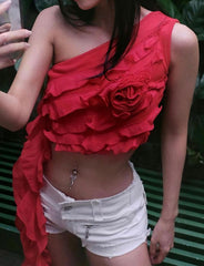 Kurzes Tanktop mit schrägen Schultern, umwickelter Brust und Quastenband