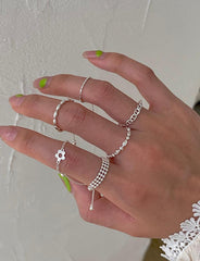 Anillo abierto simple de plata con flor retro