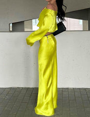 Conjunto de top corto de satén y falda larga