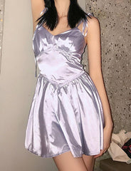 Vestido morado de satén con escote en V, espalda descubierta, cinturón y volantes