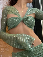 Top corto de manga larga con nudo en la espalda y lentejuelas cruzadas