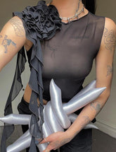 Top corto de malla transparente con decoración floral y ribete de volantes