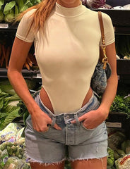 Rundhalsausschnitt, kurze Ärmel, rückenfrei, schmale Passform, kurzärmliger Body