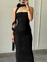 Vestido elegante de fiesta con top de tubo y cinta de rosa de los vientos retro