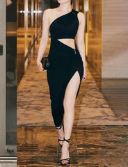 Einfarbiges Kleid mit schrägem Kragen, einer Schulter, plissiertem Hohlschlitz