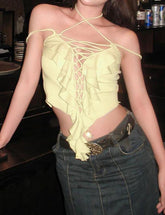 Camisola halter con tirantes huecos y cordones con volantes