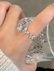 Anillo abierto simple de plata con diseño de mariposa retro