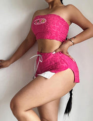 Conjunto de camiseta de tubo con corte en D, camiseta corta hueca, pantalones cortos estampados con cordón y cintura alta