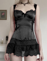 Enges Kleid mit Spitzennähten, V-Ausschnitt und hoher Taille