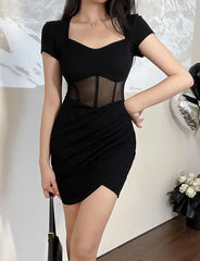 Kurzärmliges, figurbetontes Minikleid aus Netzstoff