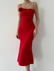 Rotes, schmales Kleid mit dreidimensionaler Blume