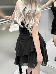 Neckholder-Minikleid mit Rüschendekor und gestuftem Saum