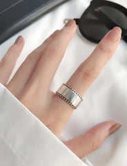 Anillo abierto simple de plata con diseño geométrico retro