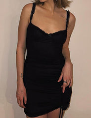 Enges, gerüschtes, kurzes Spitzenkleid mit Spaghettiträgern