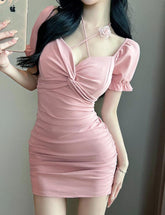 Neckholder-Blumendekoration, Sommerkleid mit schmaler Passform und kurzen Ärmeln