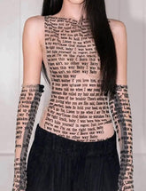 Camiseta de cuello redondo con estampado de letras de malla y perspectiva