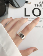 Anillo abierto simple de plata con diseño geométrico retro