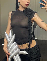 Top corto de malla transparente con decoración floral y ribete de volantes