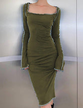 Vestido ajustado de cuello redondo, manga larga y color contrastante