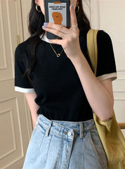 Lässiges T-Shirt mit Rundhalsausschnitt und schmaler Passform und kurzen Ärmeln